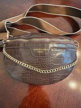 Cahres & Heka Brown Croc-Embossed Crossbody Belt Bag